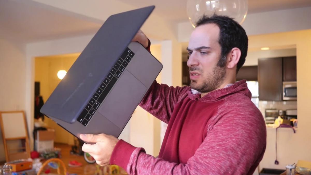 Így lehet poénra venni egy bosszantó MacBook problémát